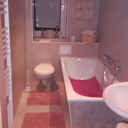 Hbs Bestpreis- Leistung, Naehe City, Bis 5 Personen, 2 Grosse Zimmer, Grosse Kueche, Bad Einfach Und Gut