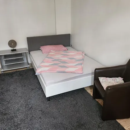 Hbs Bestpreis- Leistung, Naehe City, Bis 5 Personen, 2 Grosse Zimmer, Grosse Kueche, Bad Einfach Und Gut Apartment Halberstadt