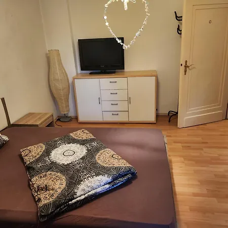 Hbs Bestpreis- Leistung, Naehe City, Bis 5 Personen, 2 Grosse Zimmer, Grosse Kueche, Bad Einfach Und Gut *