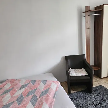 شقة Hbs Bestpreis- Leistung, Naehe City, Mit Parkplatz, Sie Waehlen 1 Oder 2 Grosse Fuer 1- 5 Personen Grosse Kueche, Bad Einfach Und Gut
