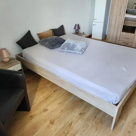 Hbs Bestpreis- Leistung, Naehe City, Bis 5 Personen, 2 Grosse Zimmer, Grosse Kueche, Bad Einfach Und Gut Apartment *